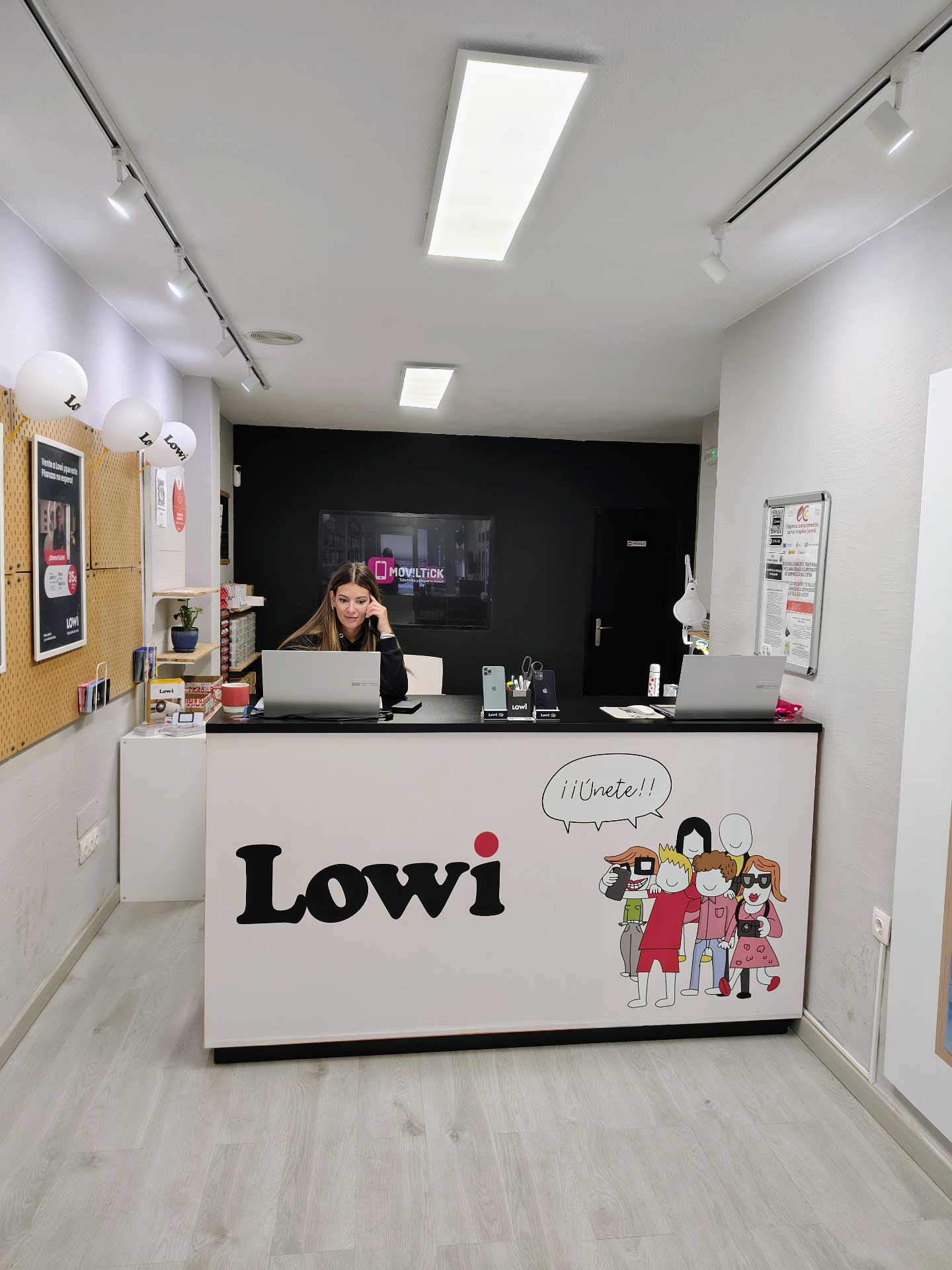 Atención comercial Lowi en la tienda Moviltick de Elche
